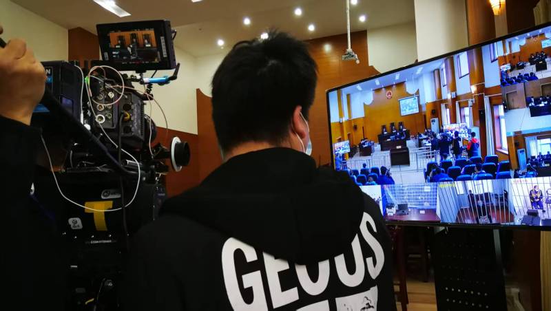 AI生成VS人工创意——当阳市广告片拍摄公司的技术浪漫主义实践